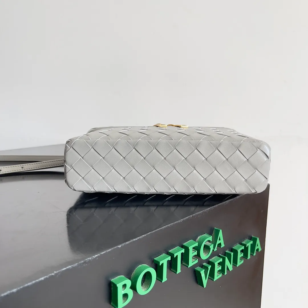 Batch 1360 Bottega Veneta 24 spring and summer woven zipper crossbody bag. A crossbody bag that can be used as a cosmetic bag. The exquisite weaving and compact body are an indispensable accessory for the upcoming summer. The double zipper also better protects the bag. It has a large capacity. If you like it, don’t miss it. Style number: 789109 Size: 22*12.5*5cm